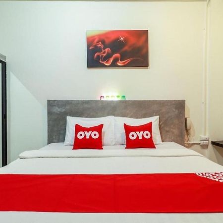 Oyo 412 7 Days Hotel Chiang Mai Esterno foto