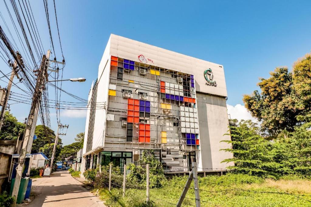 Oyo 412 7 Days Hotel Chiang Mai Esterno foto