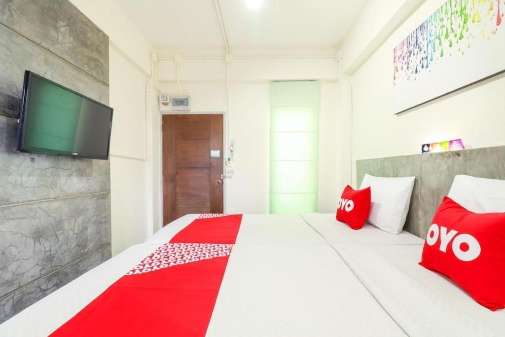 Oyo 412 7 Days Hotel Chiang Mai Esterno foto