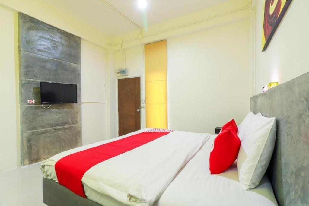 Oyo 412 7 Days Hotel Chiang Mai Esterno foto